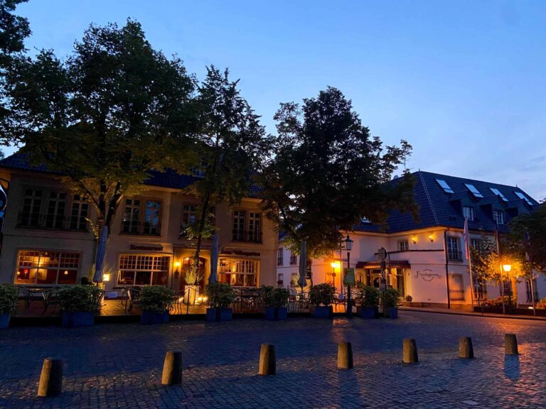 Das Hotel Friedestrom in Dormagen, Zons und Leverkusen bei Nacht.