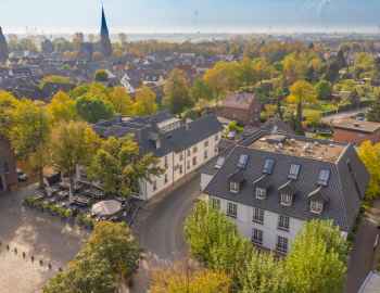 Vogelperspektive des Schlosses Friedestrom und der anliegenden Stadt. Alte Häuser. Kirchen und Bäume sind zu sehen. Messe Events