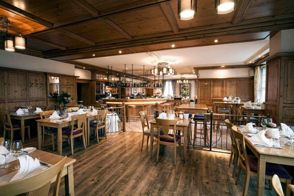 Gemütlicher Restaurantbereich Zum Volksgarten der Weihnachtsfeierlocation Neuss im Hotel Schloss Friedestrom mit stilvoller Einrichtung.